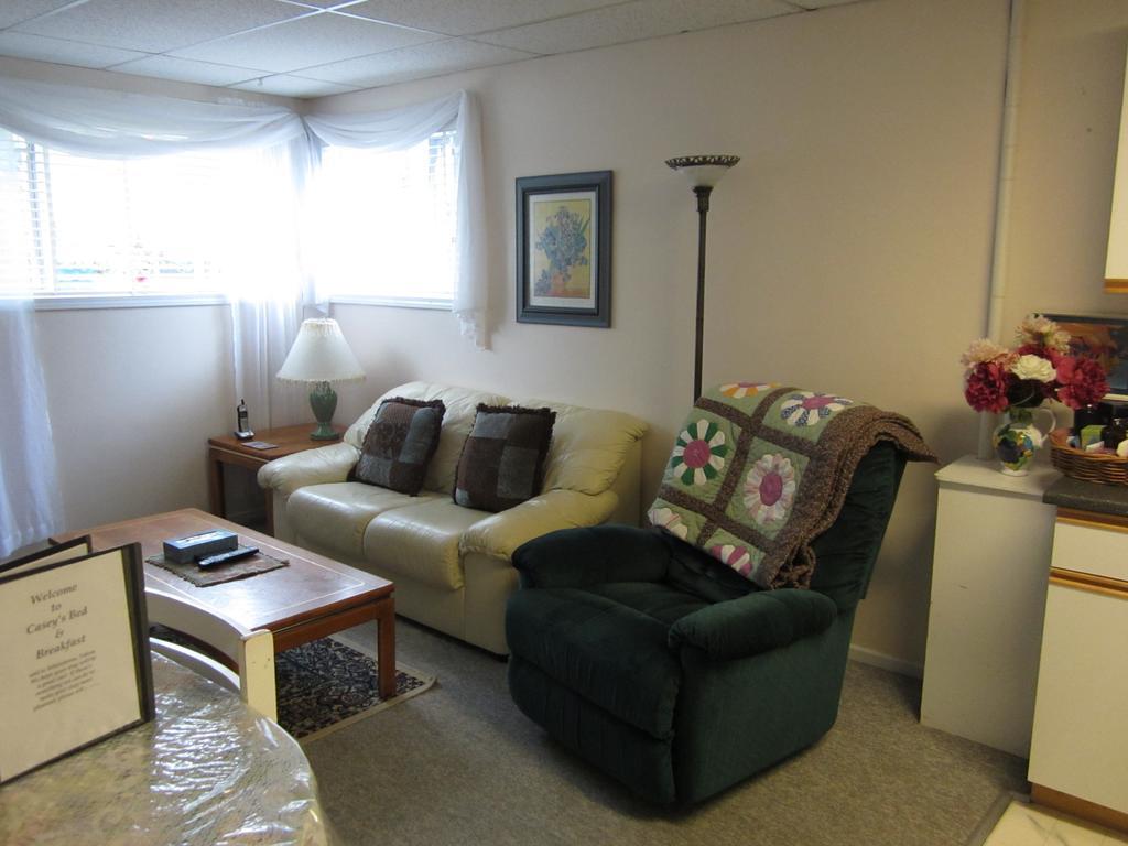Casey'S Bed & Breakfast Whitehorse Ruang foto